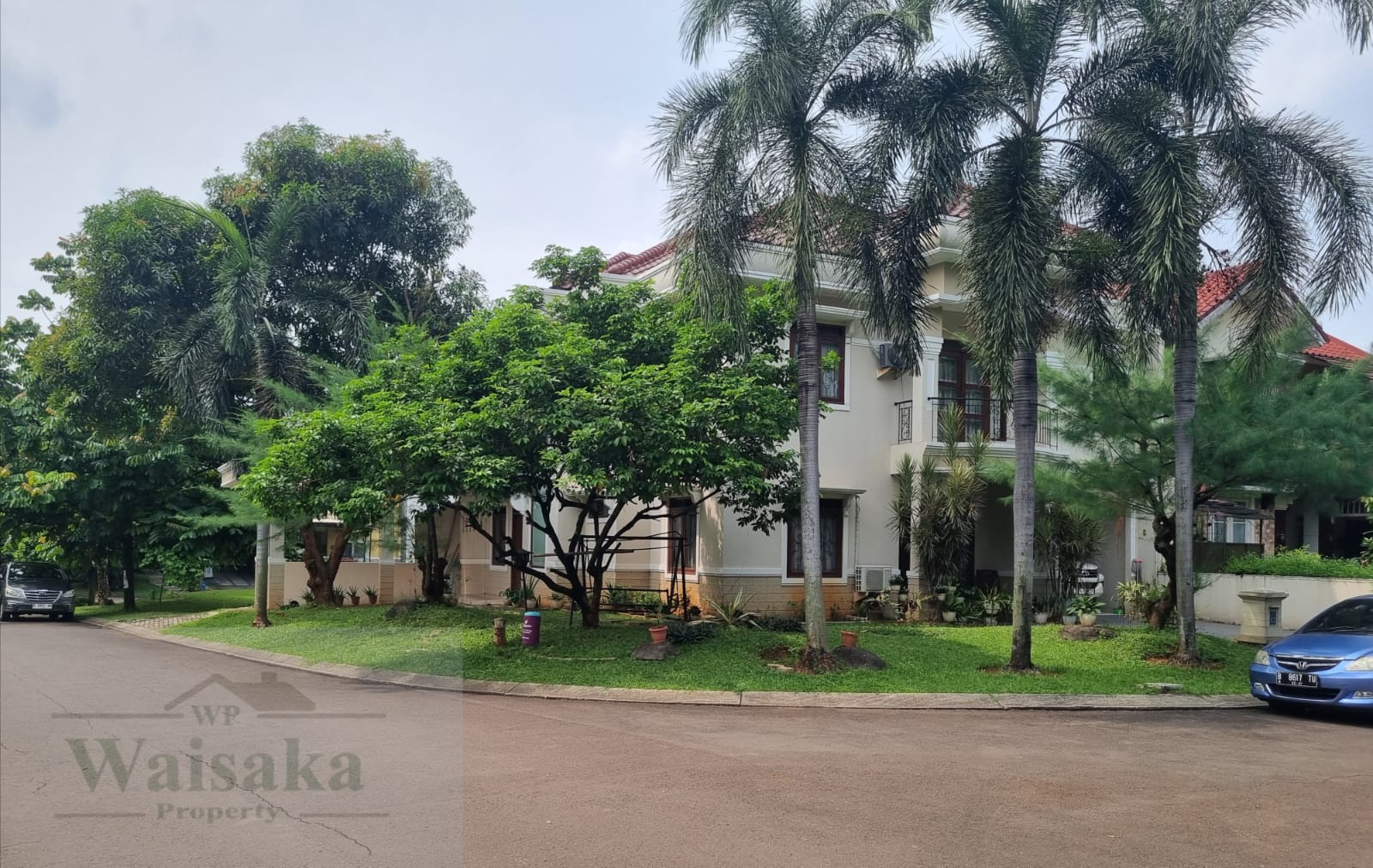 Rumah Kota Wisata hoek mewah depan Taman