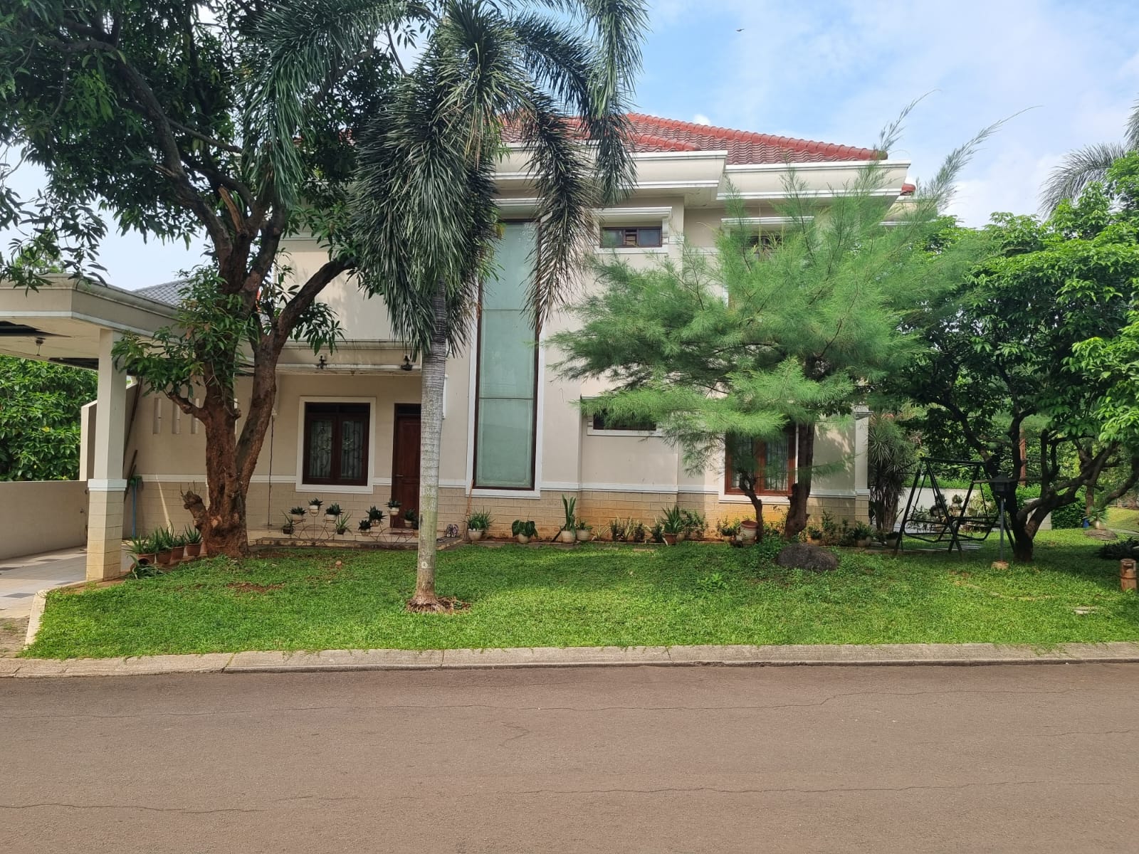 rumah-kota-wisata-hoek-mewah-depan-taman